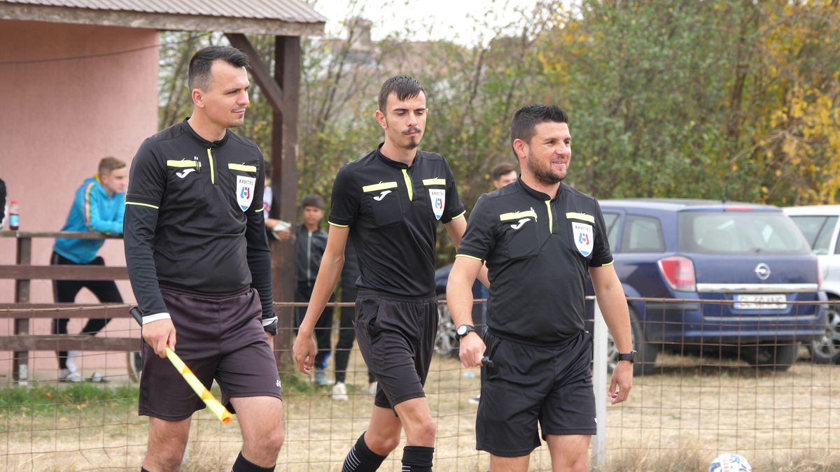 Cum se joacă un meci în județeana din Călărași? De la baros la fotbal, cu o vizită prin cimitir! „Sunteți nebuni? Îi luăm tare, îi punem pe calea ferată!”