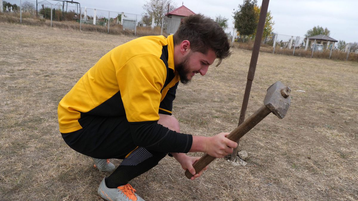 Cum se joacă un meci în județeana din Călărași? De la baros la fotbal, cu o vizită prin cimitir! „Sunteți nebuni? Îi luăm tare, îi punem pe calea ferată!”