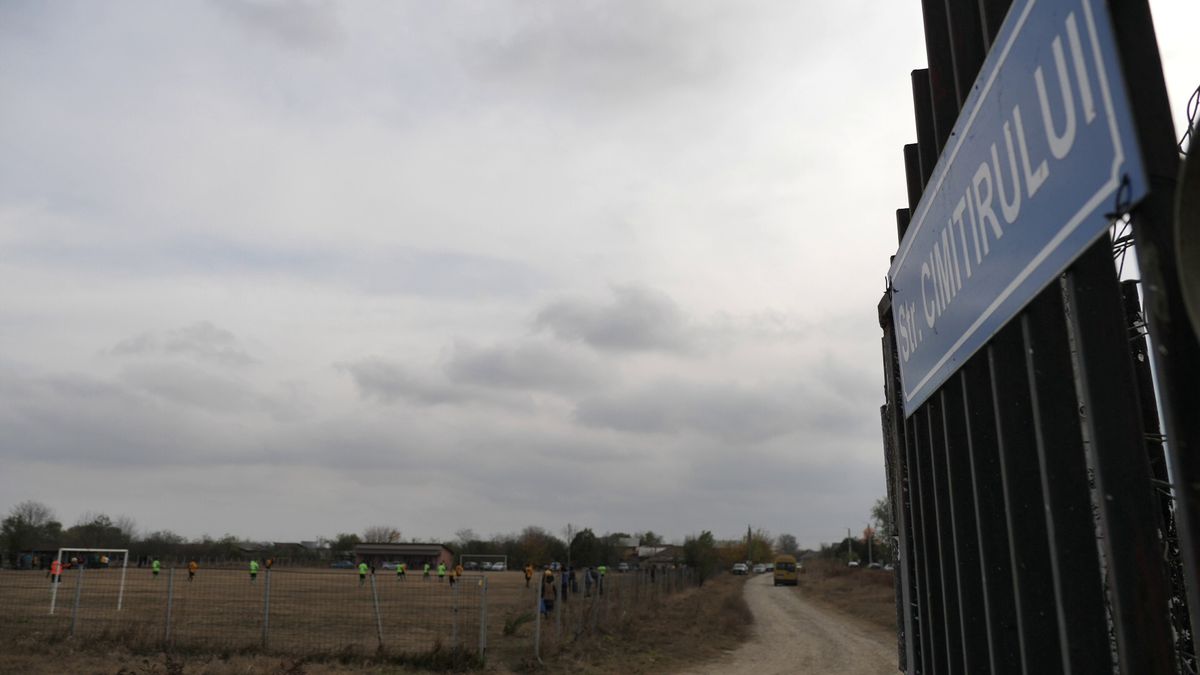 Cum se joacă un meci în județeana din Călărași? De la baros la fotbal, cu o vizită prin cimitir! „Sunteți nebuni? Îi luăm tare, îi punem pe calea ferată!”