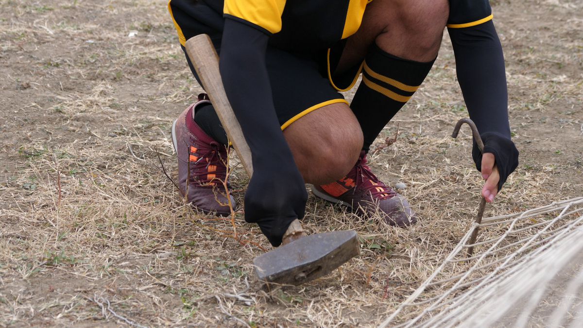 Cum se joacă un meci în județeana din Călărași? De la baros la fotbal, cu o vizită prin cimitir! „Sunteți nebuni? Îi luăm tare, îi punem pe calea ferată!”