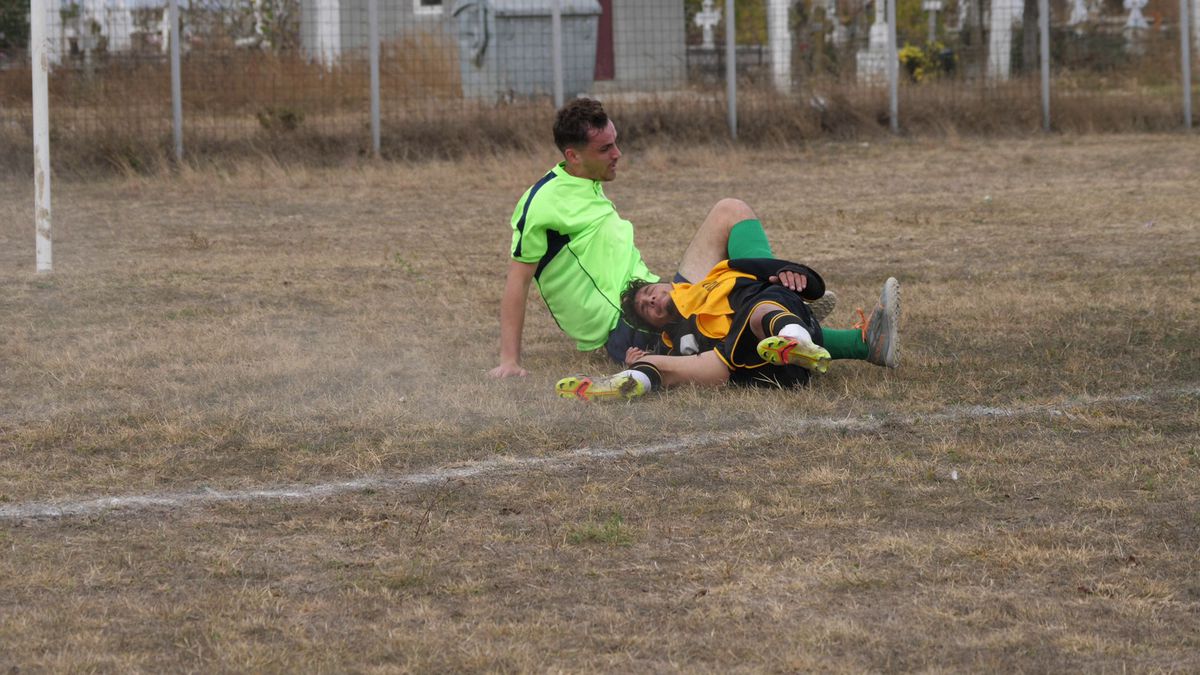 Cum se joacă un meci în județeana din Călărași? De la baros la fotbal, cu o vizită prin cimitir! „Sunteți nebuni? Îi luăm tare, îi punem pe calea ferată!”