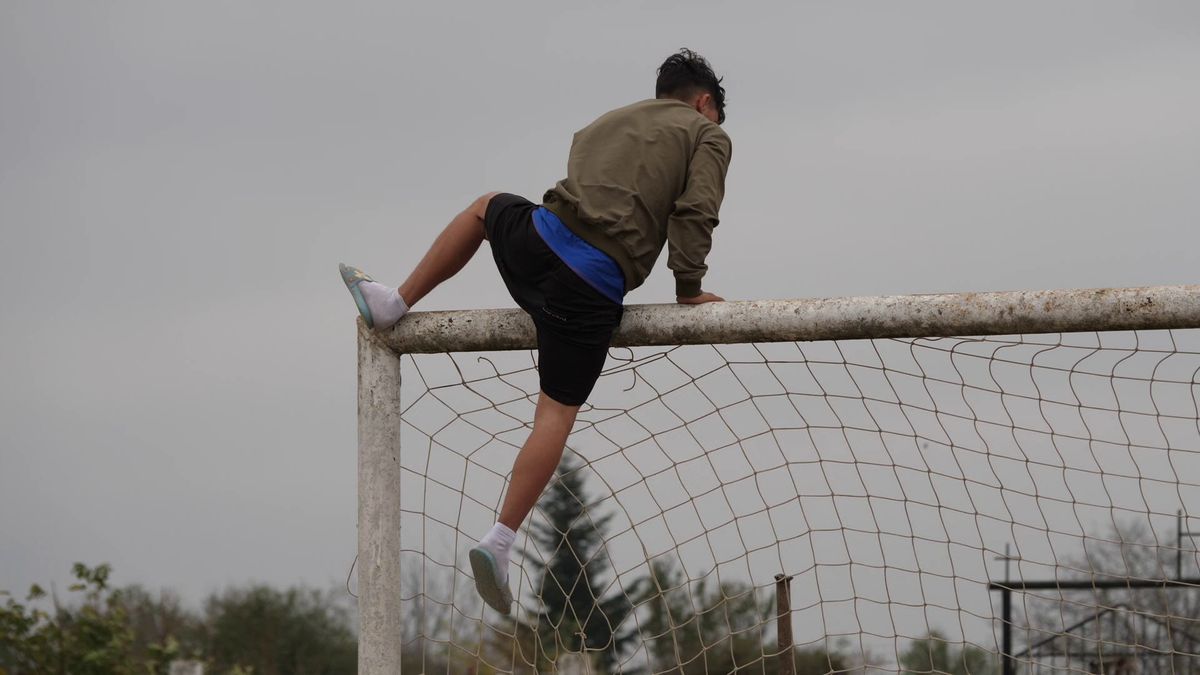 Cum se joacă un meci în județeana din Călărași? De la baros la fotbal, cu o vizită prin cimitir! „Sunteți nebuni? Îi luăm tare, îi punem pe calea ferată!”