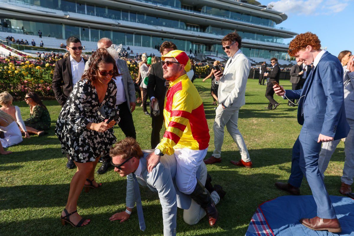 „Măcel la beție” » Peste 85.000 de oameni au făcut haos la cea mai importantă cursă de cai din țară