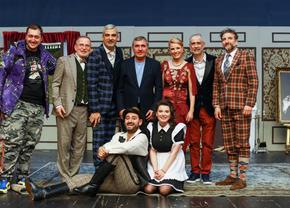 Piesa de teatru „Sistemul Perfect” cu Kira Hagi a avut premiera la Teatru Național din București! Hagi a urcat pe scenă, aplaudat de sute de oameni