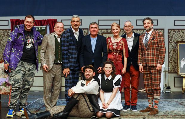 Piesa de teatru „Sistemul Perfect” cu Kira Hagi a avut premiera la Teatru Național din București! Hagi a urcat pe scenă, aplaudat de sute de oameni