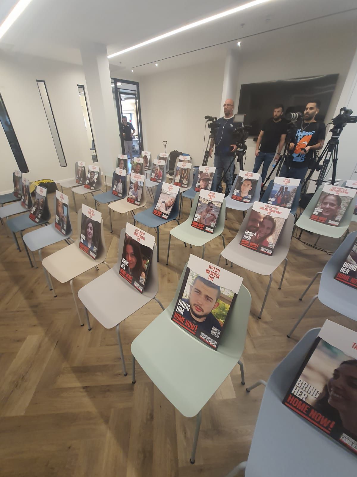 Imagini de mare impact emoțional! Ce a apărut pe scaune în conferința naționalei de fotbal a Israelului