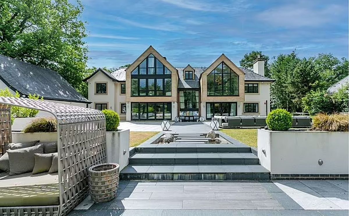 Dat afară de Manchester City, riscă să intre în faliment » Și-a scos la vânzare conacul de 5 milioane, apoi a luat o măsură radicală