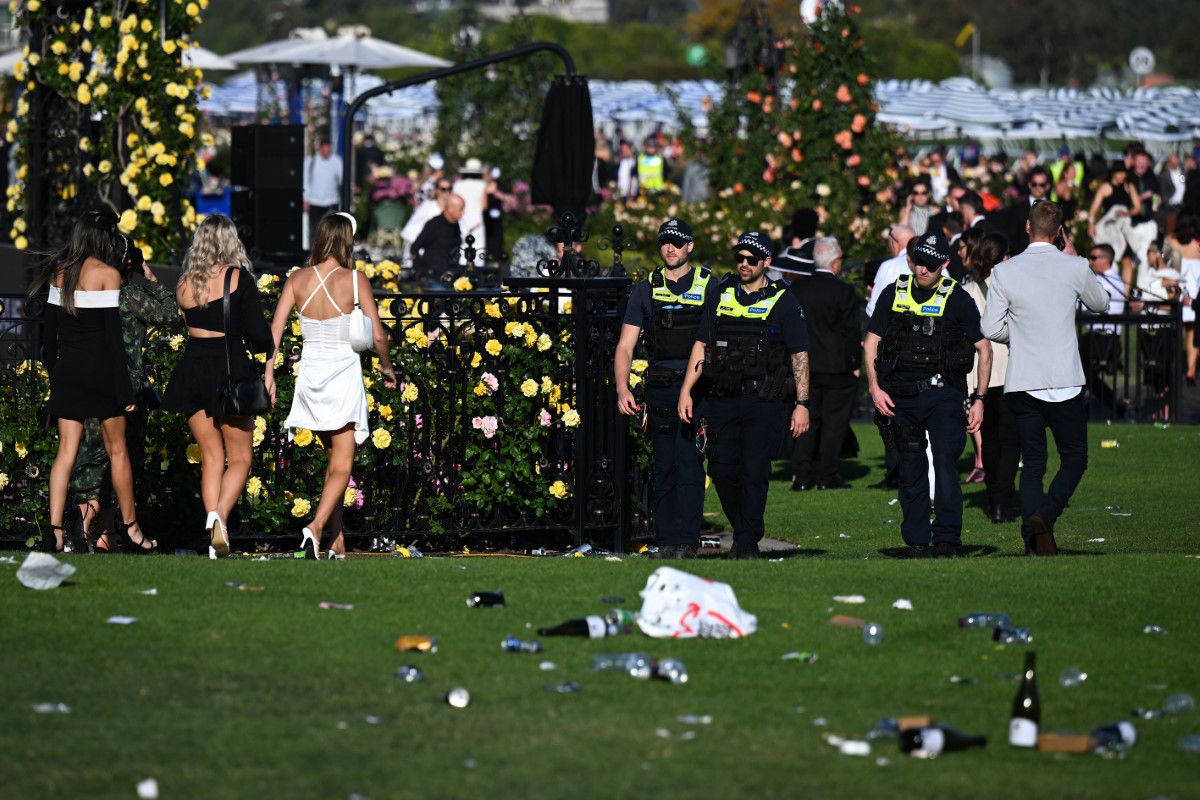 „Măcel la beție” » Peste 85.000 de oameni au făcut haos la cea mai importantă cursă de cai din țară