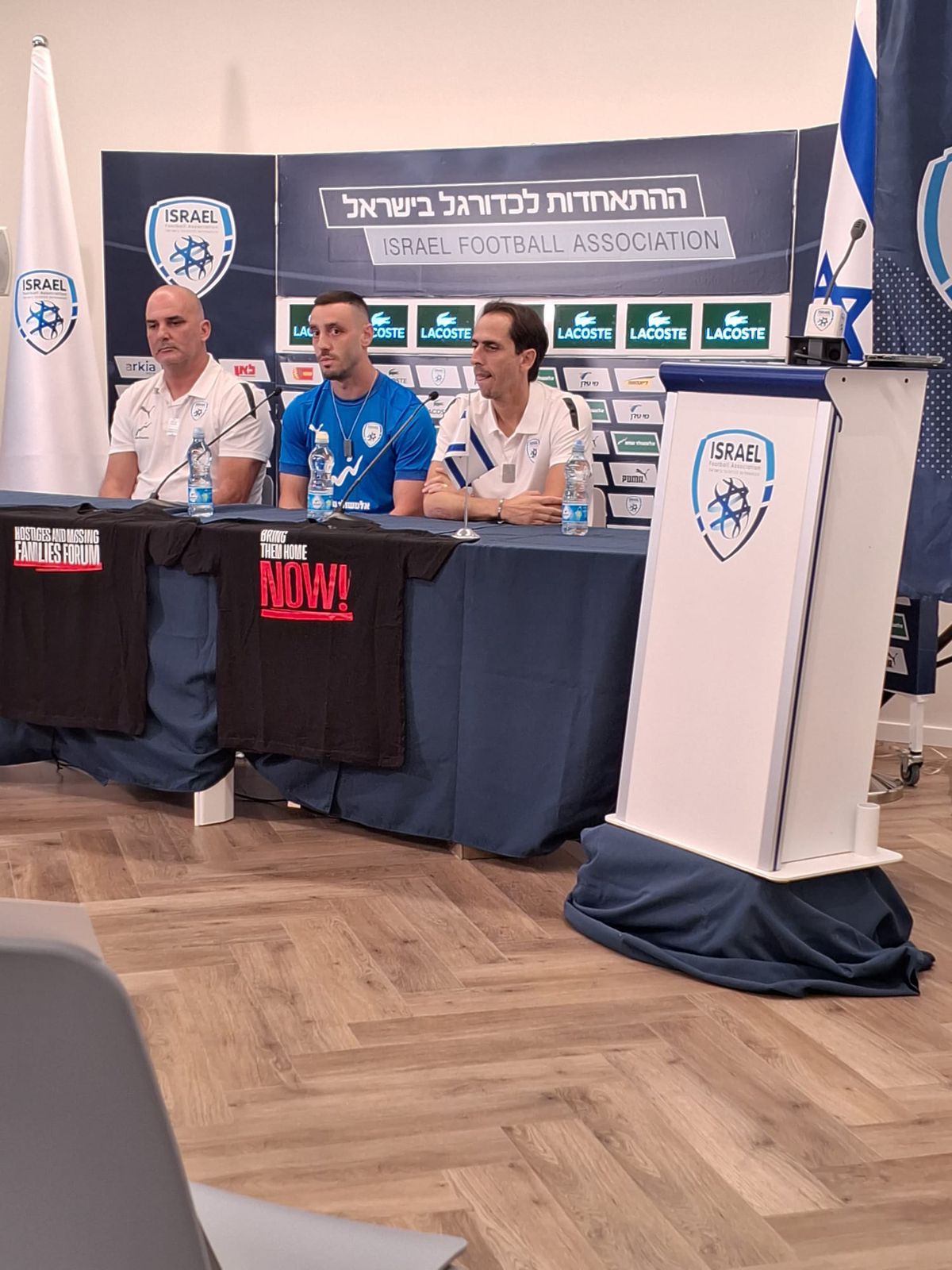 Imagini de mare impact emoțional. Pozele israelienilor răpiți de teroriștii Hamas, la conferința naționalei de fotbal!