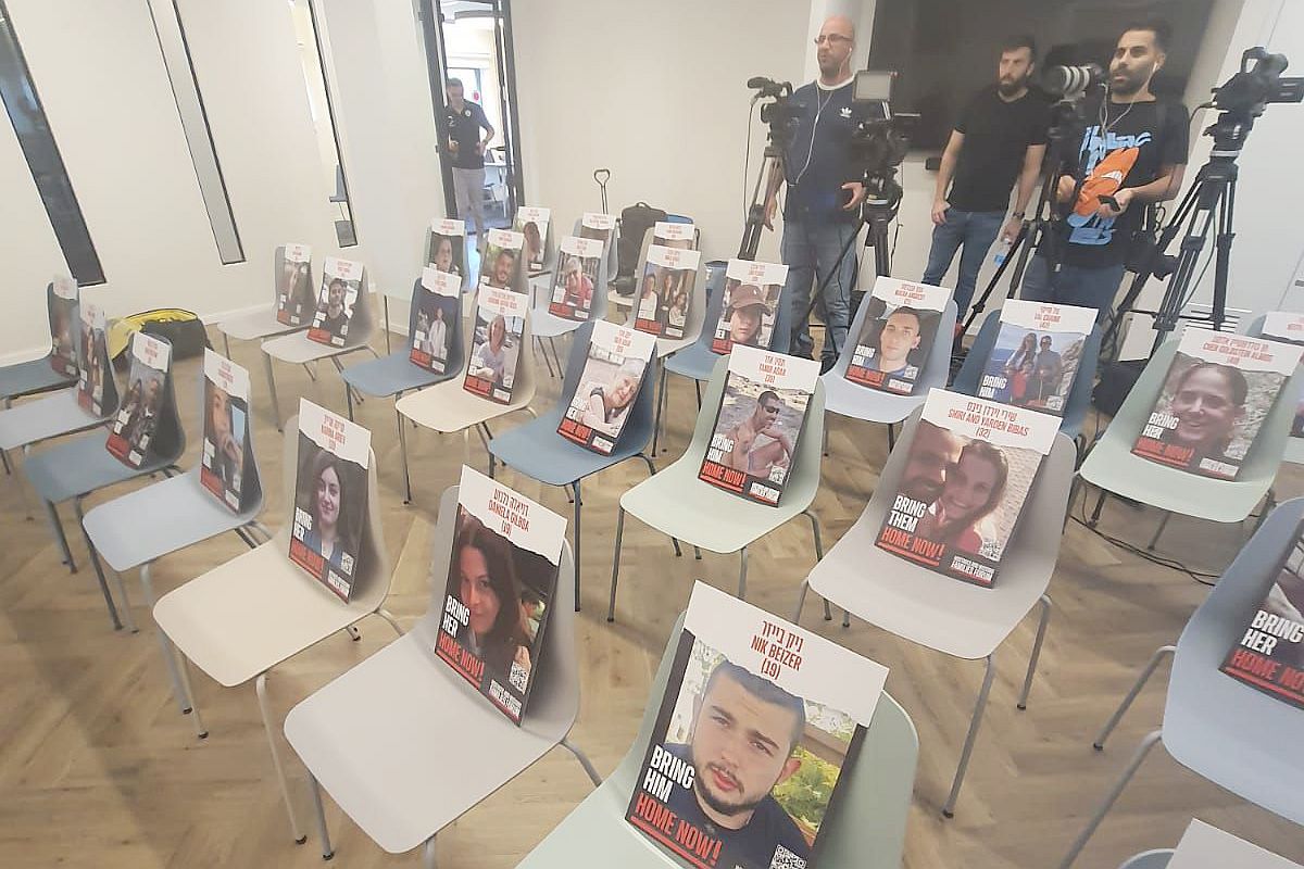 Imagini de mare impact emoțional! Ce a apărut pe scaune în conferința naționalei de fotbal a Israelului