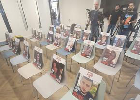 Imagini de mare impact emoțional! Ce a apărut pe scaune în conferința naționalei de fotbal a Israelului