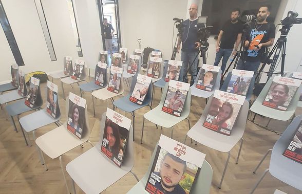 Imagini de mare impact emoțional! Ce a apărut pe scaune în conferința naționalei de fotbal a Israelului