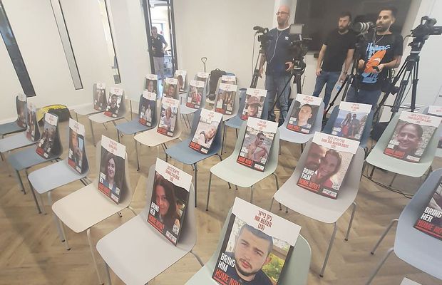 Imagini de mare impact emoțional! Ce a apărut pe scaune în conferința naționalei de fotbal a Israelului