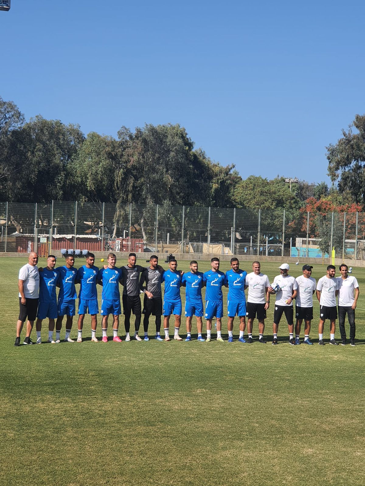 Imagini de mare impact emoțional! Ce a apărut pe scaune în conferința naționalei de fotbal a Israelului