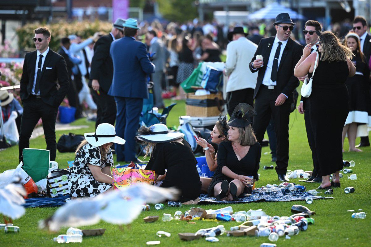 „Măcel la beție” » Peste 85.000 de oameni au făcut haos la cea mai importantă cursă de cai din țară