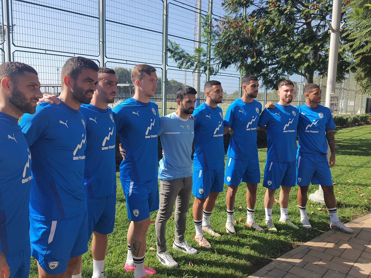 Imagini de mare impact emoțional! Ce a apărut pe scaune în conferința naționalei de fotbal a Israelului