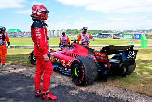 Leclerc, lângă monopostul lui, incapabil să înceapă cursa din Brazilia // foto: Imago Images
