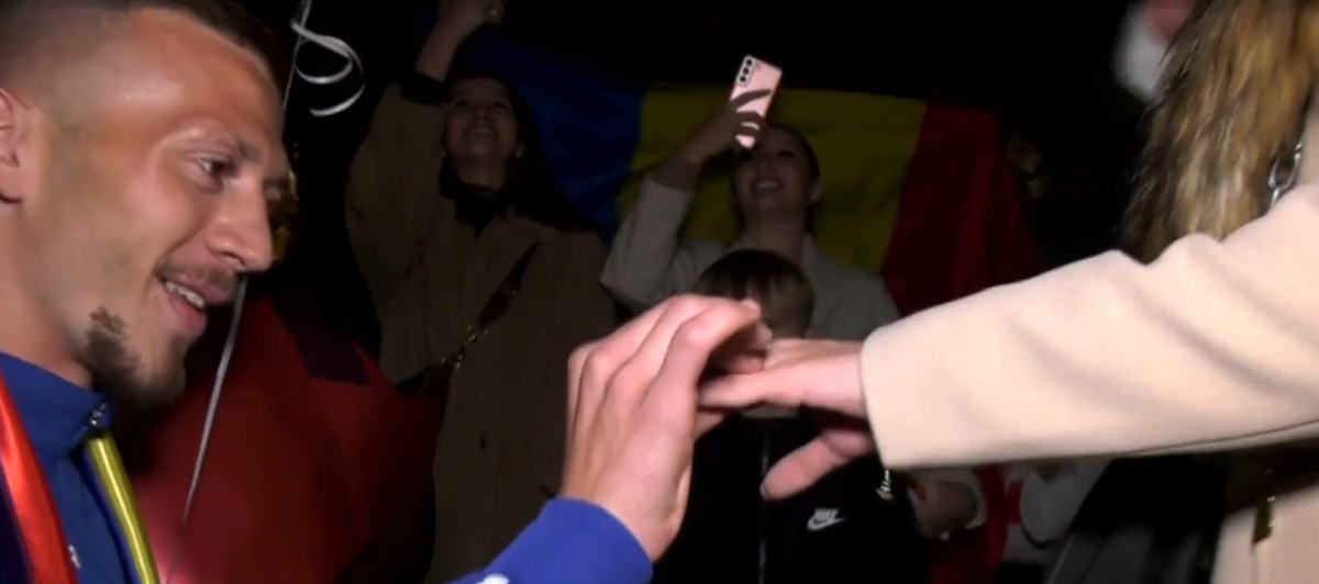 A cerut-o cum s-a întors acasă! Imagini emoționante cu iubita campionului mondial la minifotbal