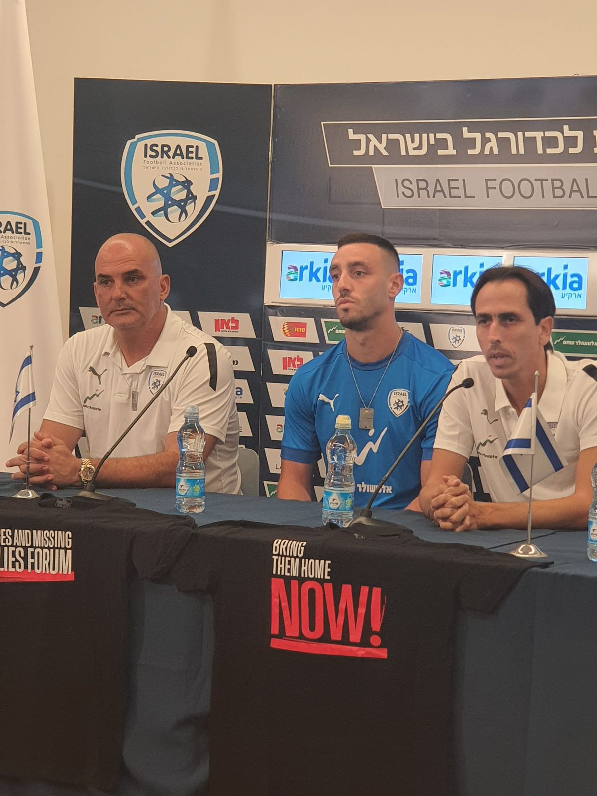 Imagini de mare impact emoțional! Ce a apărut pe scaune în conferința naționalei de fotbal a Israelului