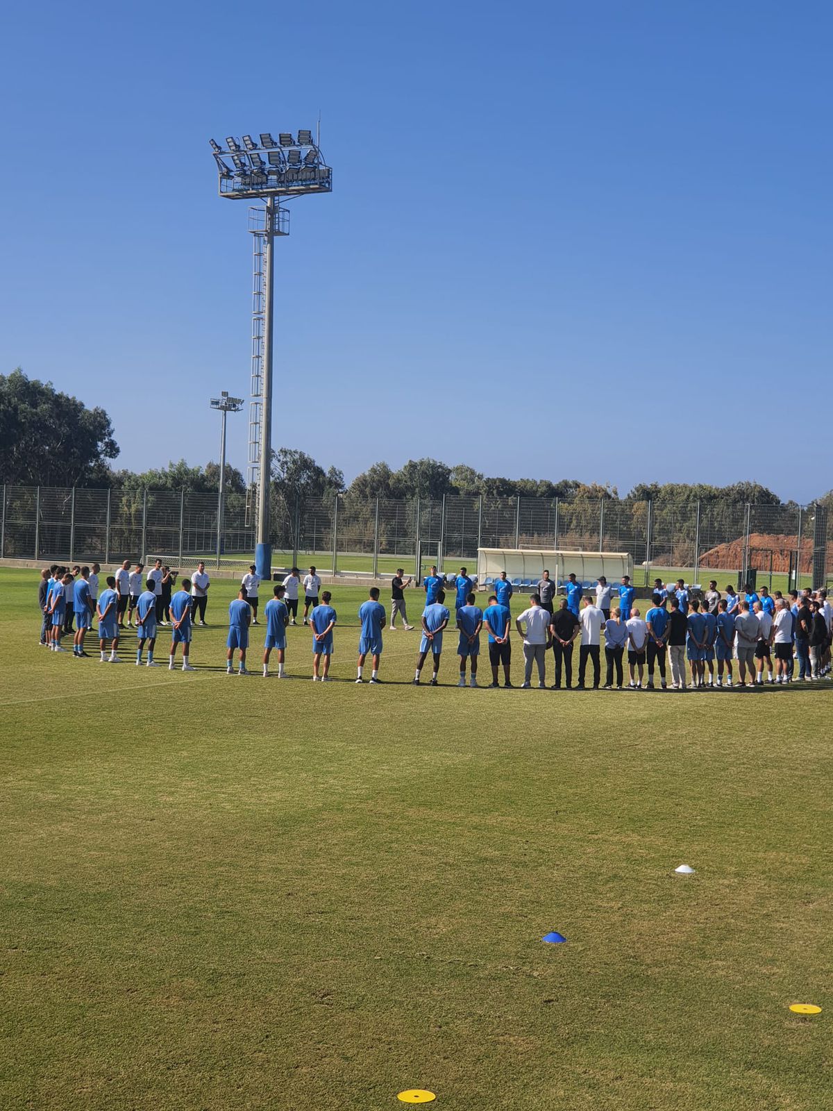 Imagini de mare impact emoțional. Pozele israelienilor răpiți de teroriștii Hamas, la conferința naționalei de fotbal!