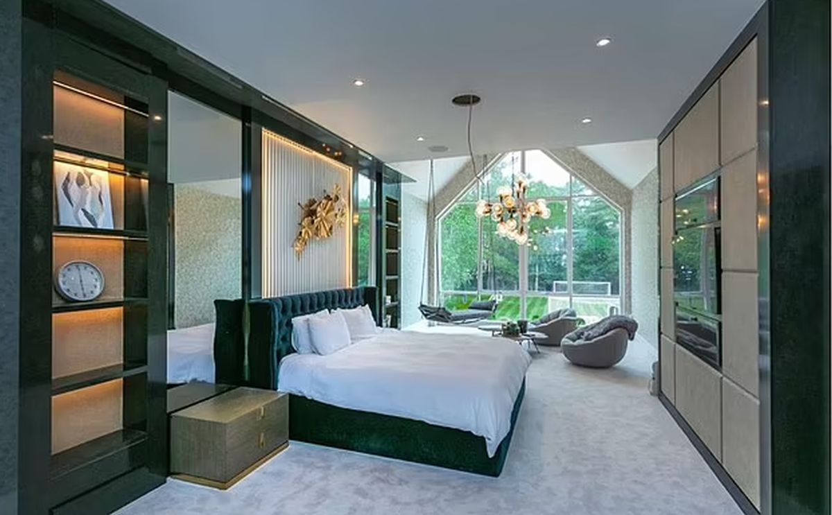 Imagini impresionate cu vila scoasă la vânzare de Benjamin Mendy