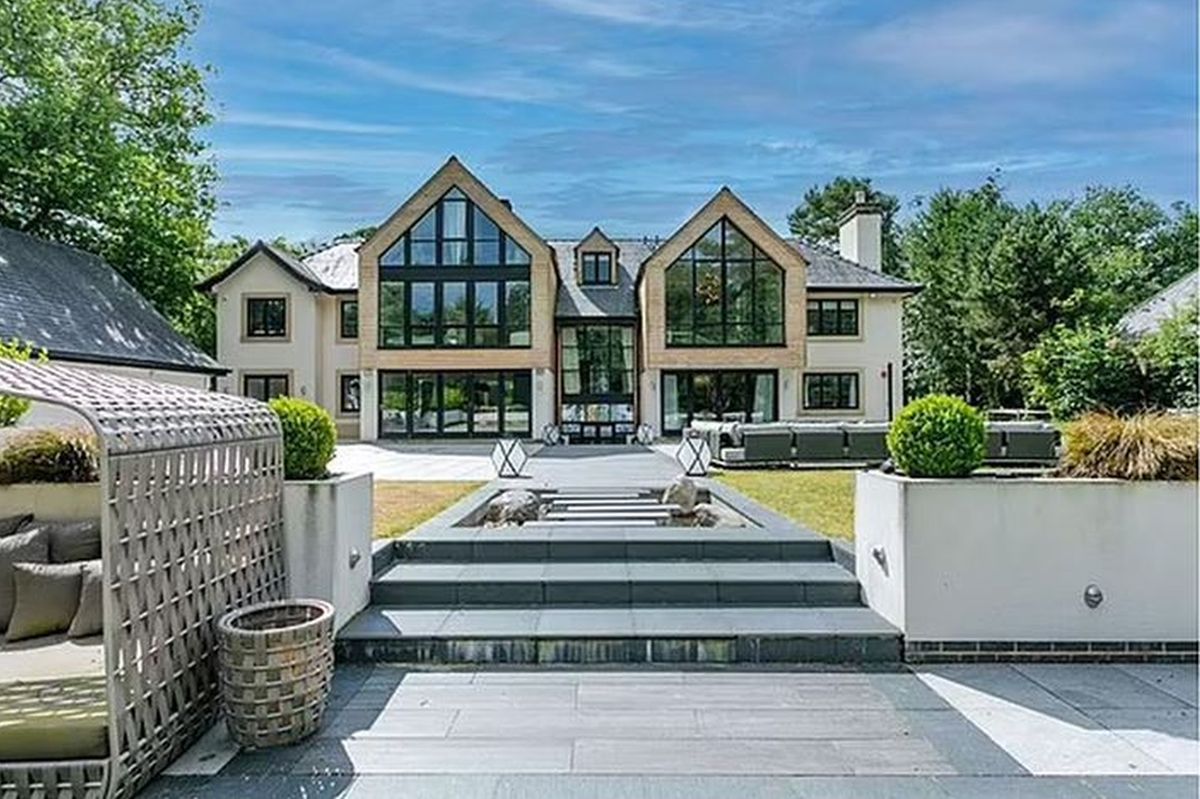 Dat afară de Manchester City, riscă să intre în faliment » Și-a scos la vânzare conacul de 5 milioane, apoi a luat o măsură radicală