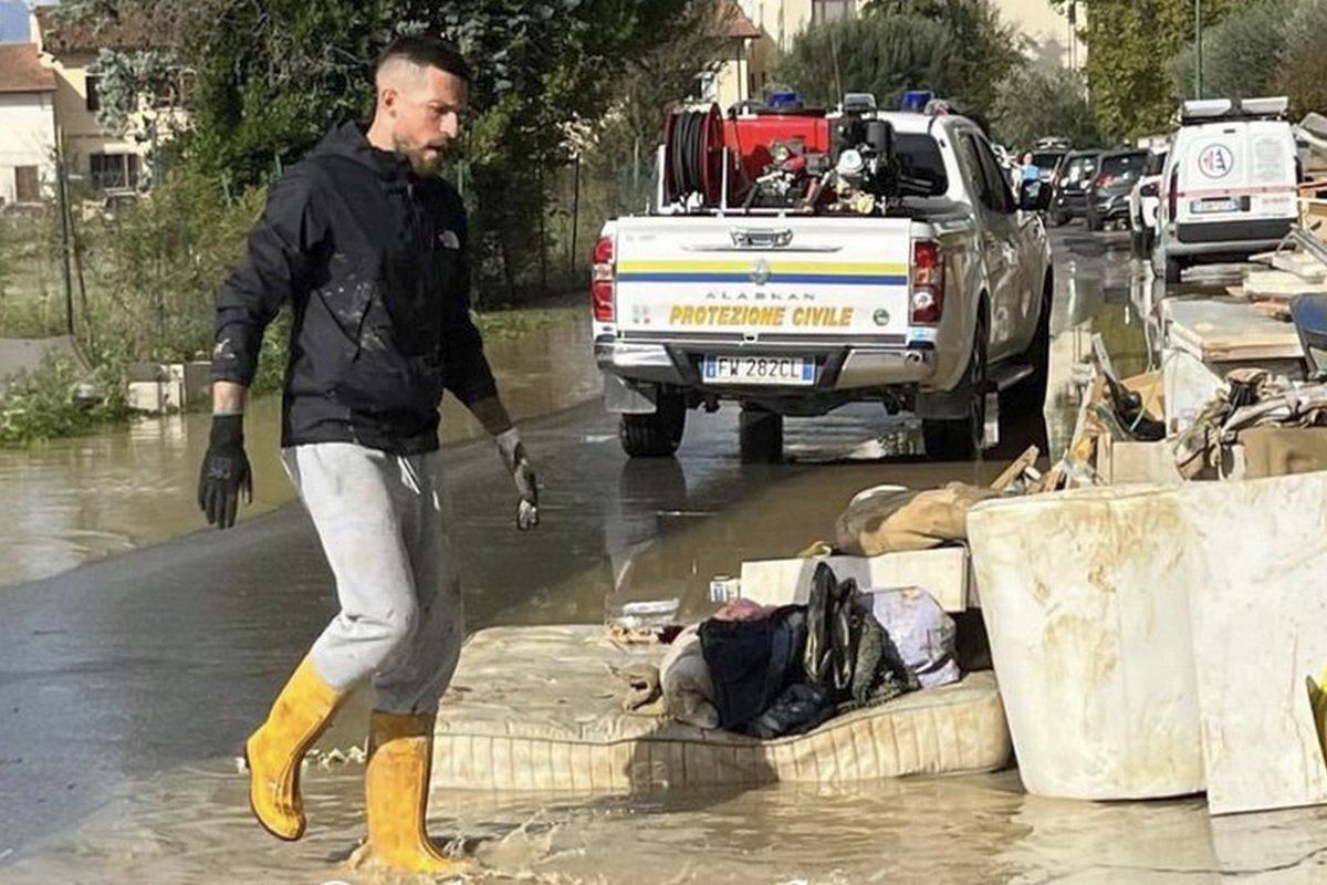 Furtuna Ciaran a lovit Europa! Vedeta din Serie A și-a luat cizmele și a ieșit pe străzi pentru a ajuta la curățenie