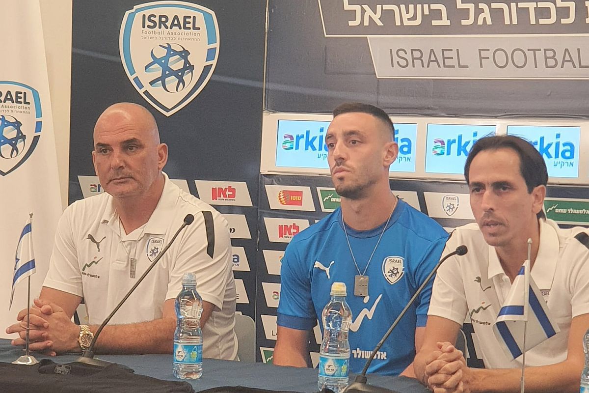 Imagini de mare impact emoțional! Ce a apărut pe scaune în conferința naționalei de fotbal a Israelului