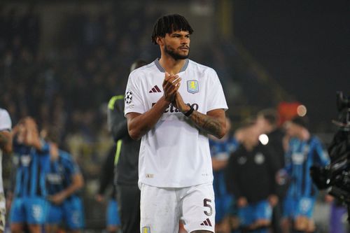 Tyrone Mings încă pare confuz după gafa comisă. El va fi înlocuit câteva minute mai târziu / Foto: Imago