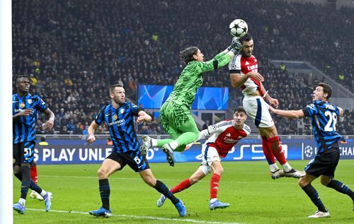 Arbitrul Istvan Kovacs nu i-a acordat penalty lui Arsenal la duelul dintre portarul Sommer și Merino / Foto: Imago