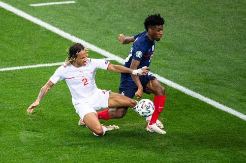 Kevin Mbabu (stânga), în Franța - Elveția, duel disputat la EURO 2020, pe 29 iunie 2021, pe Arena Națională, foto: Imago Images