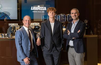 Excelența este o alegere: Lavazza și Jannik Sinner continuă parteneriatul printr-un acord extins până în 2030