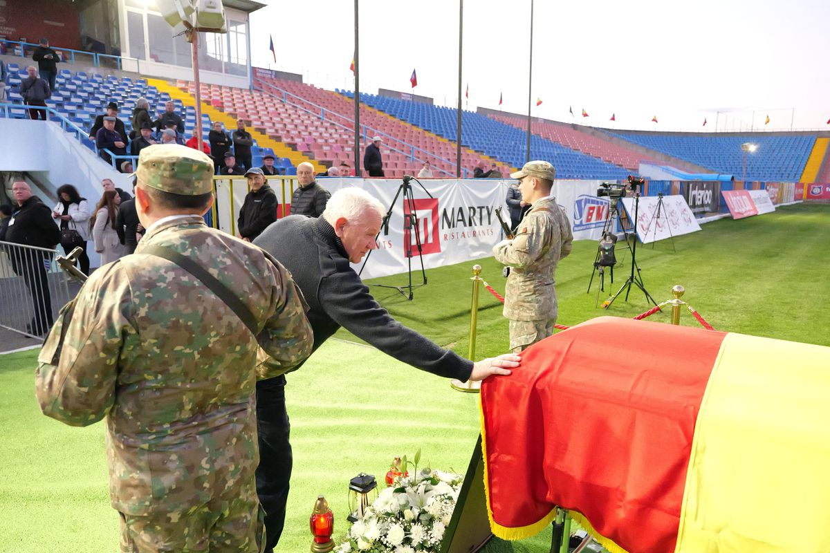 Sicriul lui Emeric Ienei, depus la stadionul din Oradea