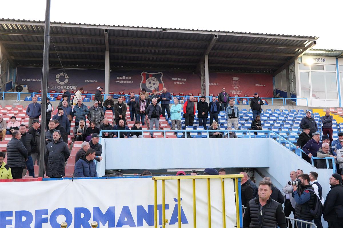 Sicriul lui Emeric Ienei, depus la stadionul din Oradea