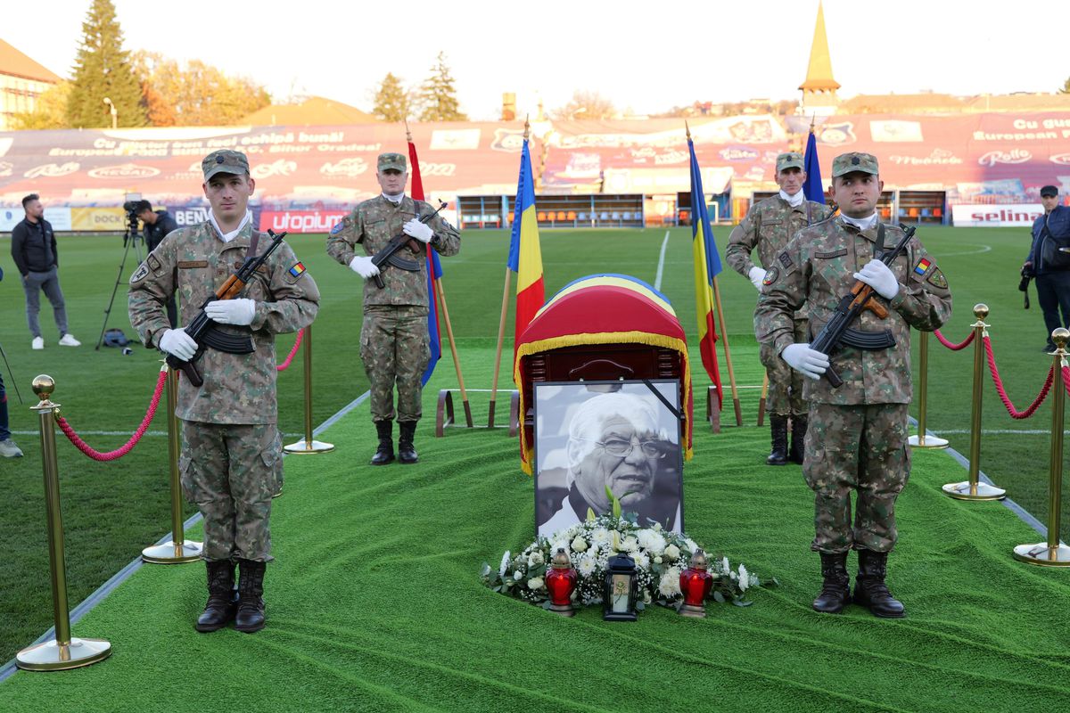 Sicriul lui Emeric Ienei, depus la stadionul din Oradea