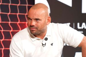 Venit la București, Wesley Sneijder și-a amintit despre Alibec, Ogăraru, Chivu și Lobonț: „Vorbea tot timpul cu soția: «Ce faci, iubi?»”