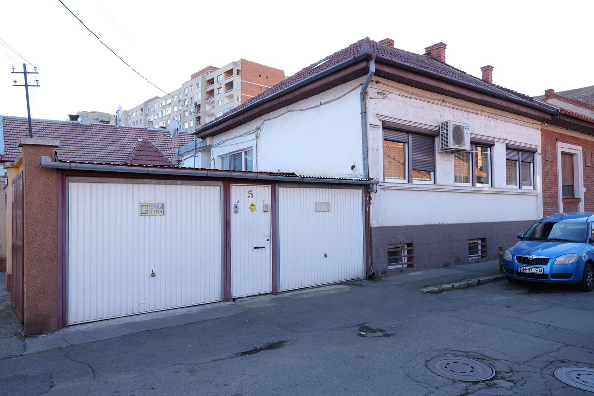 Emeric Ienei va fi îngropat alături de soție » Detaliul din fața casei din Oradea