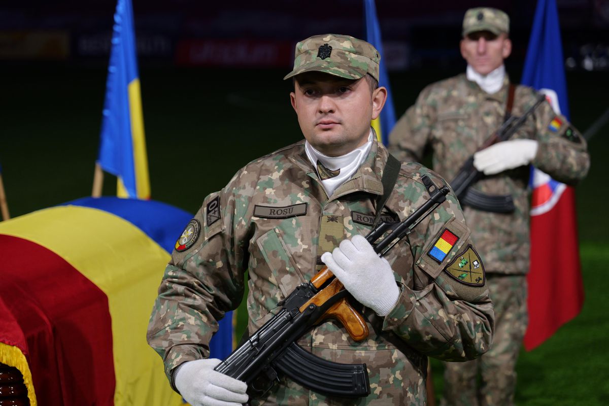Sicriul lui Emeric Ienei, depus la stadionul din Oradea