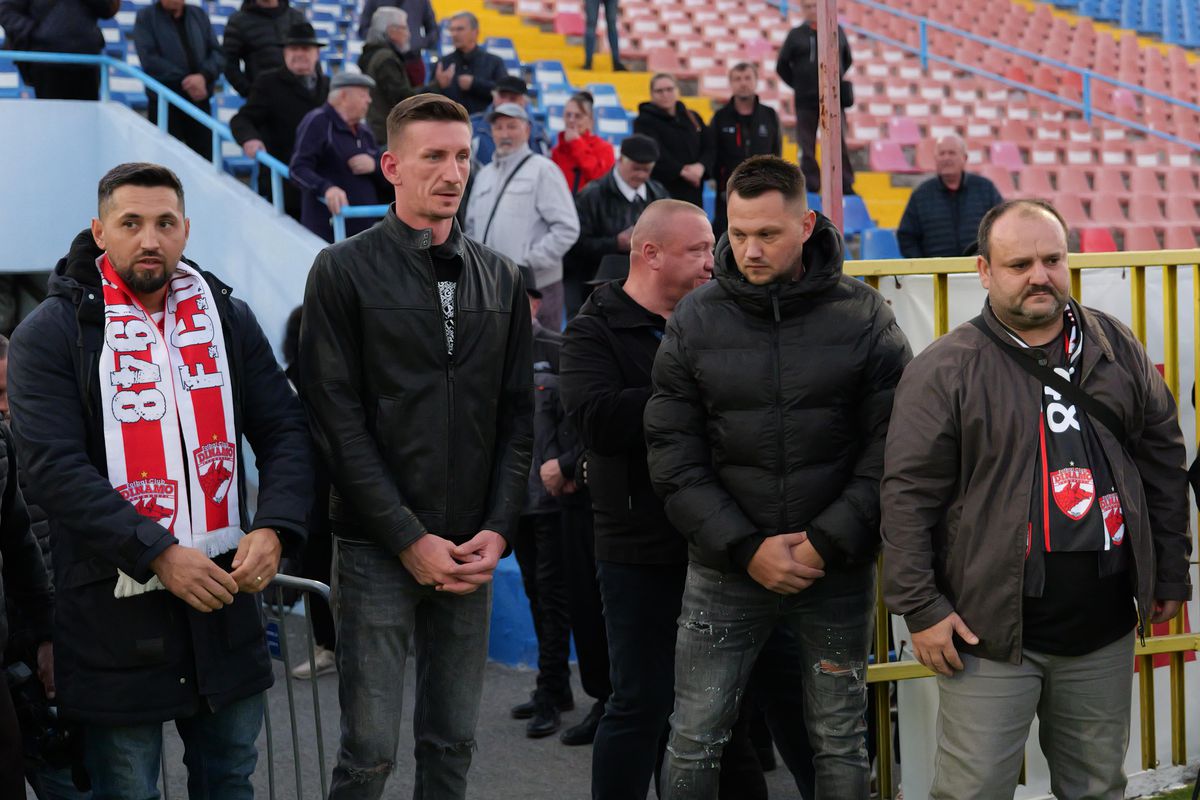 Mii de oameni, torțe și un banner omagial pe stadionul din Oradea, unde a fost depus trupul lui Emeric Ienei