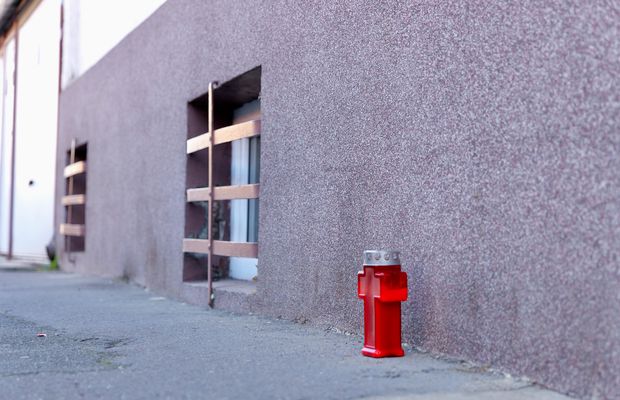 Emeric Ienei va fi îngropat alături de soție » Detaliul din fața casei din Oradea