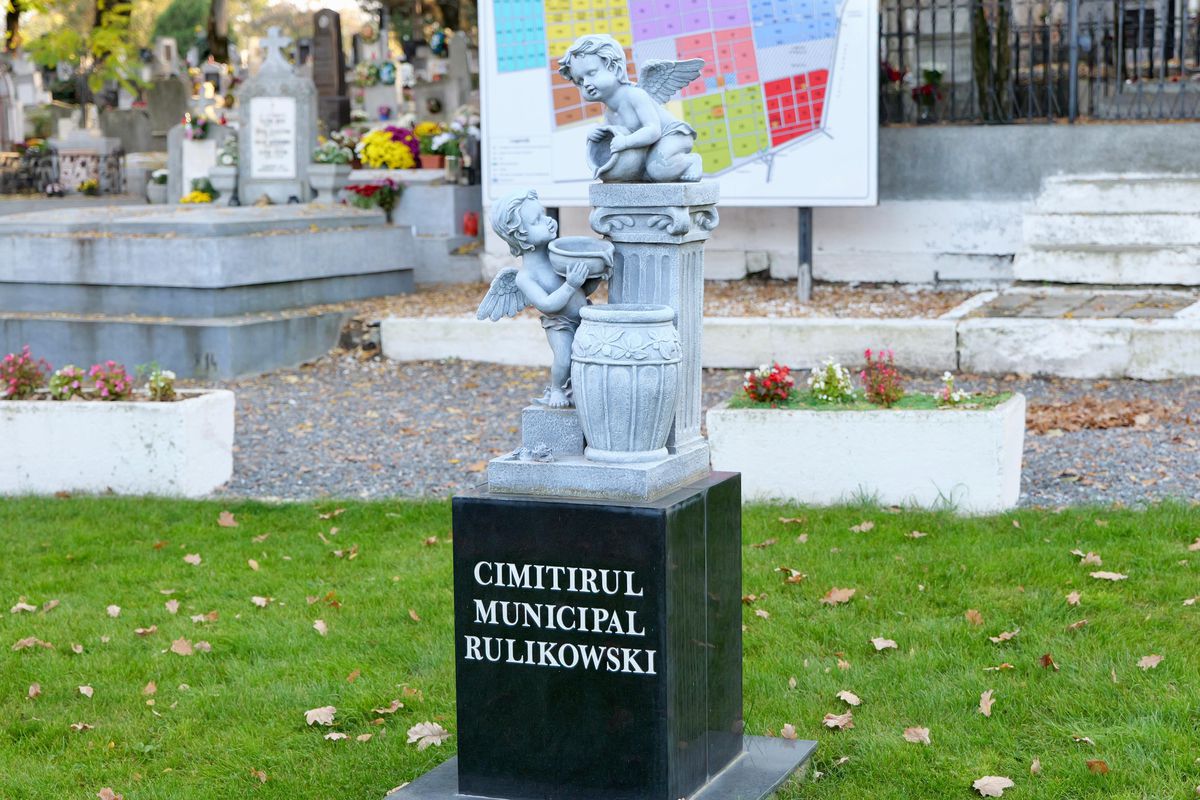 Emeric Ienei va fi îngropat alături de soție » Detaliul din fața casei din Oradea