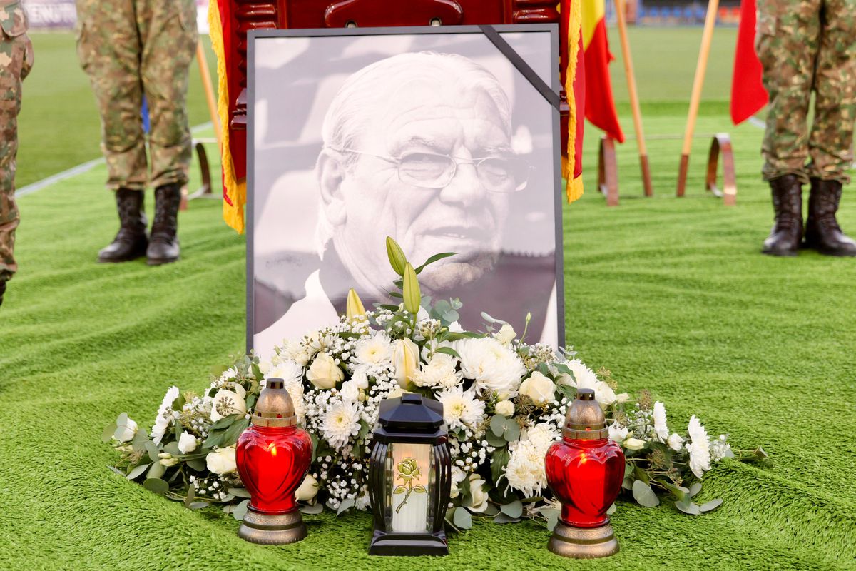 Sicriul lui Emeric Ienei, depus la stadionul din Oradea