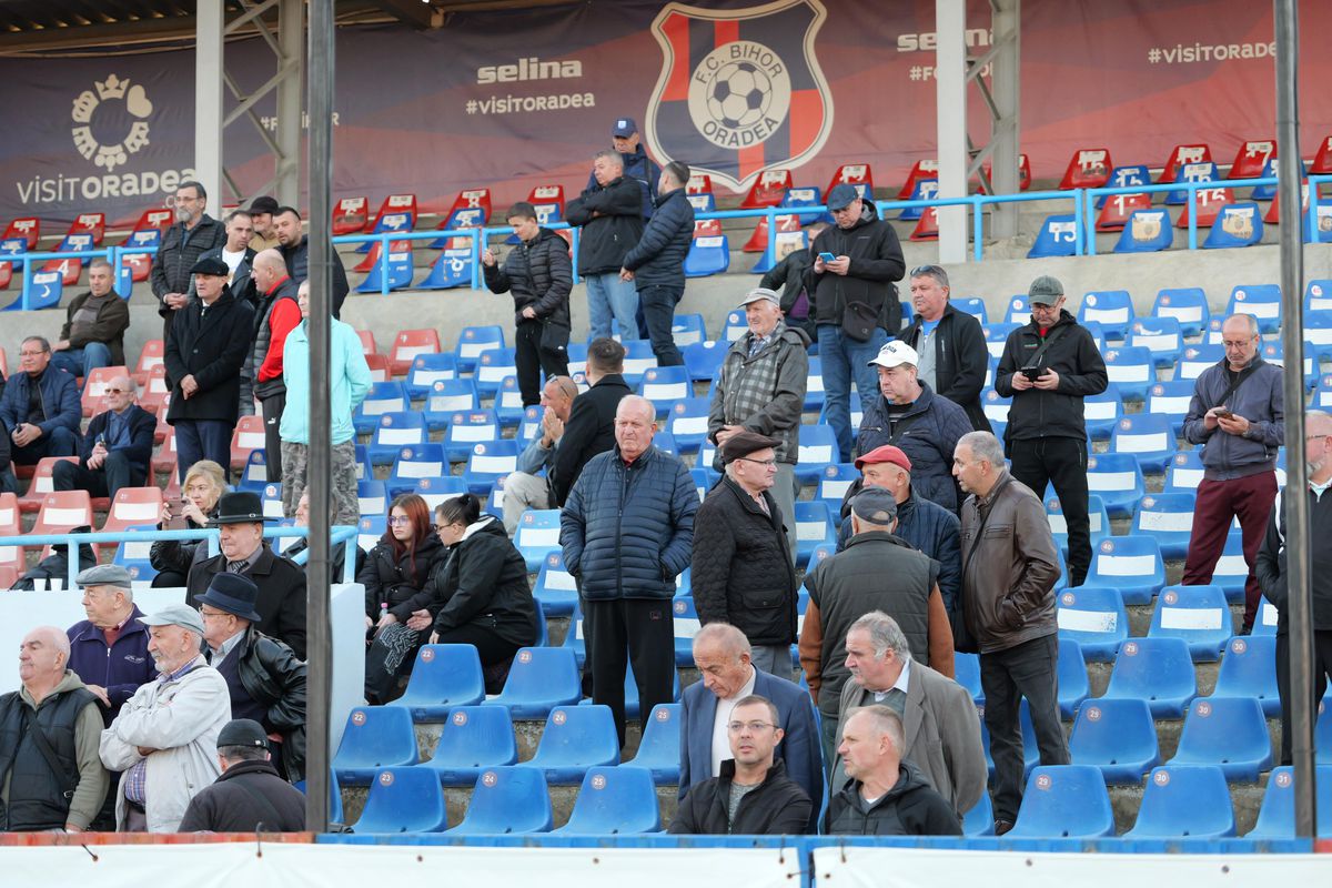 Sicriul lui Emeric Ienei, depus la stadionul din Oradea