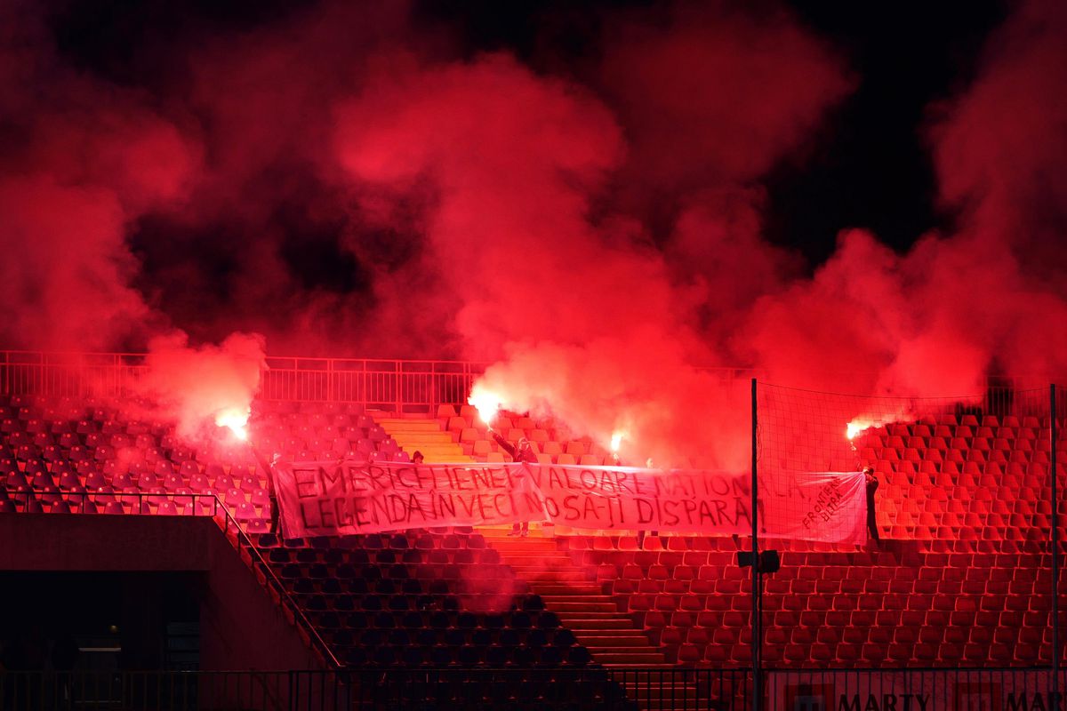 Sicriul lui Emeric Ienei, depus la stadionul din Oradea