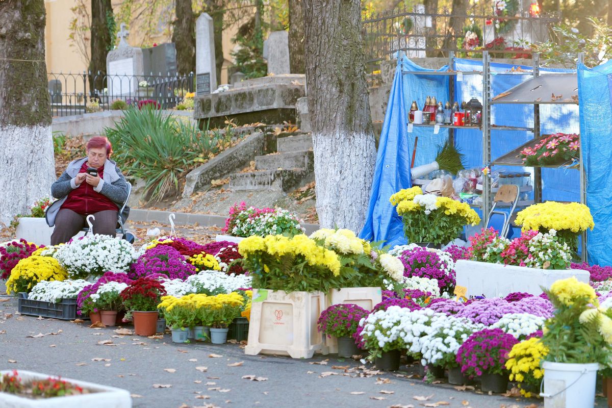 Emeric Ienei va fi îngropat alături de soție » Detaliul din fața casei din Oradea