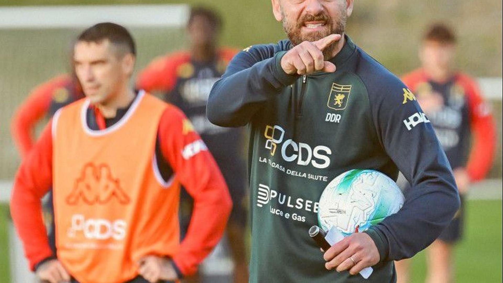 Nicolae Stanciu pe teren în tricoul Genoa, sub privirea antrenorului Daniele De Rossi în timpul unui meci oficial. | sursa foto: Gazeta Sporturilor