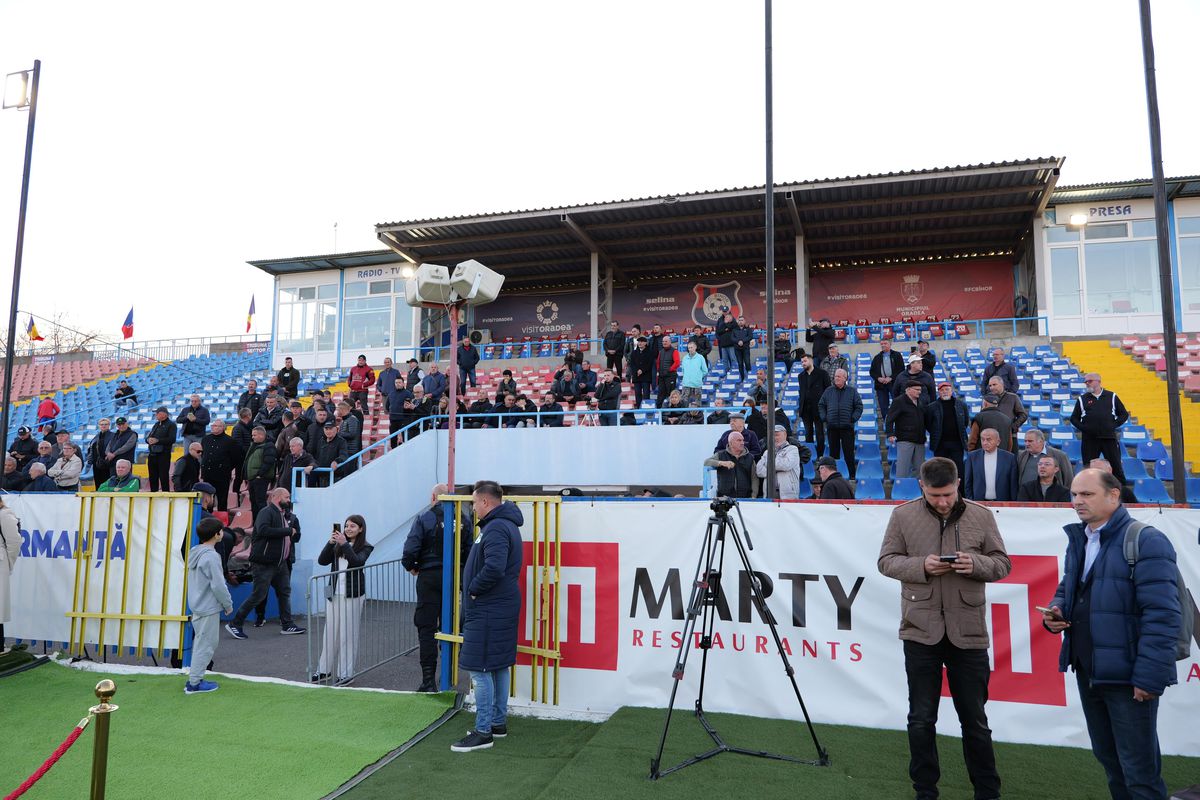 Mii de oameni, torțe și un banner omagial pe stadionul din Oradea, unde a fost depus trupul lui Emeric Ienei