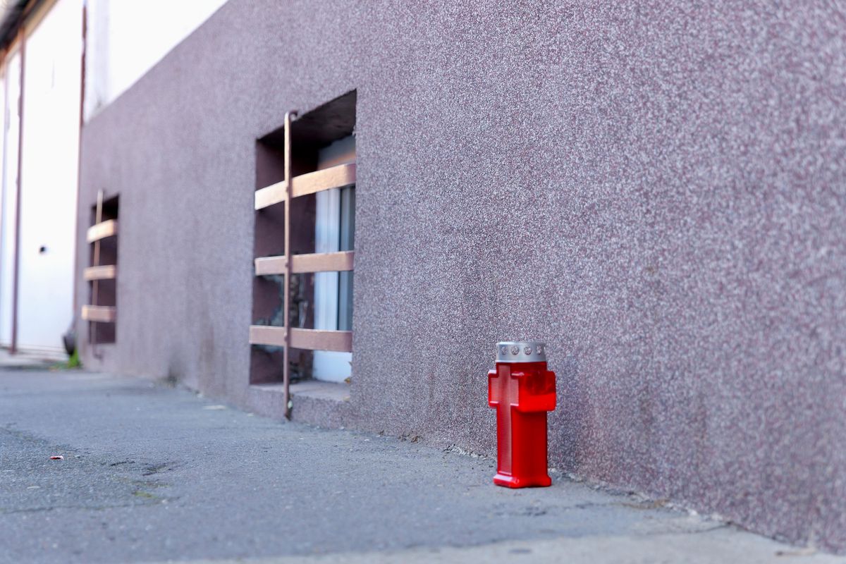 Emeric Ienei va fi îngropat alături de soție » Detaliul din fața casei din Oradea