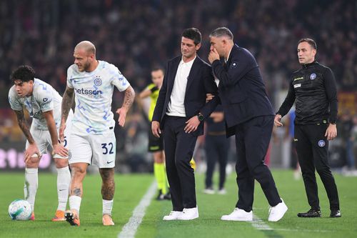 Alessandro Bastoni (în stanga lui Federico Dimarco) primește aici sfaturi de la Cristi Chivu și de la asistentul acestuia la Inter, Aleksandar Kolarov / Foto: Imago