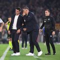 Alessandro Bastoni (în stanga lui Federico Dimarco) primește aici sfaturi de la Cristi Chivu și de la asistentul acestuia la Inter, Aleksandar Kolarov / Foto: Imago